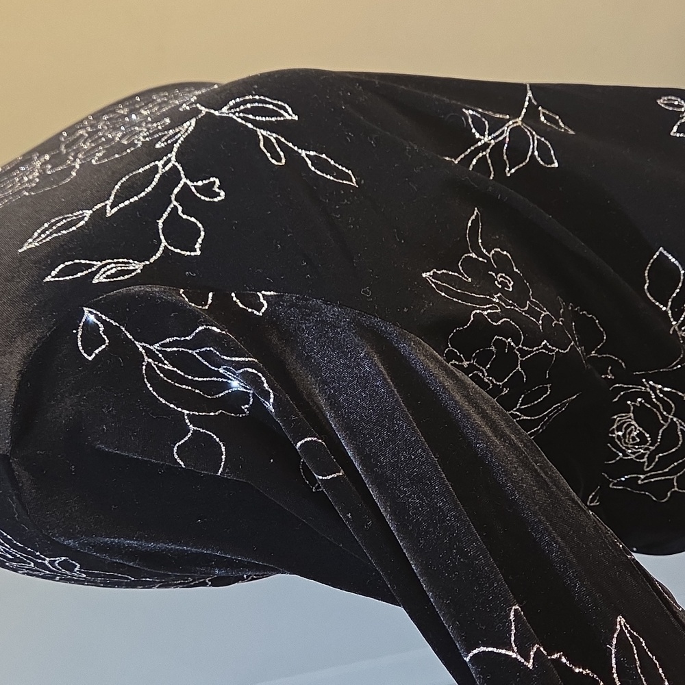 Nwot 18/20W Fashion BUG Chic Black Floral Velvet Blouse - Picture 16 of 17